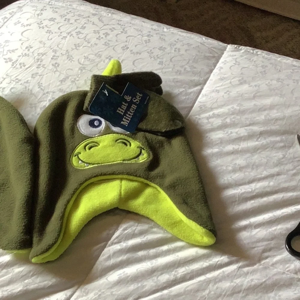 Hat & mitten set NWT with horn on top green pull on school ready unisex…